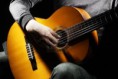/album/galeria-musicos-etc/a10746423-guitarrista-guitarra-acustica-reproducir-detalles-instrumento-musical-con-manos-de-artista-interpret-copia-jpg/